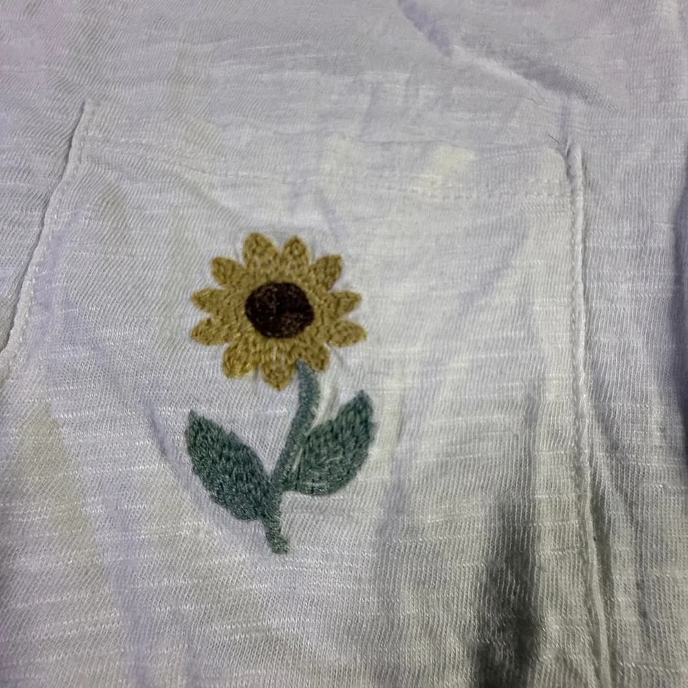 Maurices Sunflower Pocket Tee V Neck Casual Top Everyday Wear Size M Cottagecore - Picture 2 of 3
